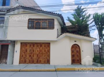 ¡Casa con Cochera en Alquiler de 200 m² en Plena Av. Ejército!