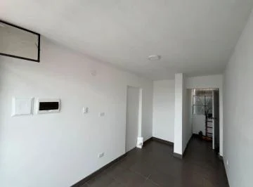 Local con Puerta a La Calle a 50 m del Centro de Salud Breña
