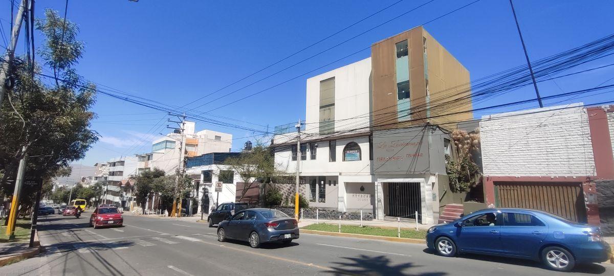 Alquilo Excelente Local de 86 m² en Av Cayma a 3 Cuadras de Av Ejercito 1er Piso Puerta a Calle.
