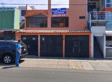 Alquilo Casa Comercial de 294 m² con 5 Habitaciones en Los Cedros de Villa