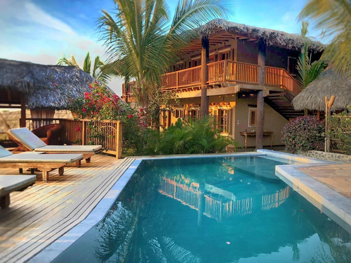 Casa Villa del Sol en Alquiler en Mancora con Piscina, Chef Privado y Mucho Más