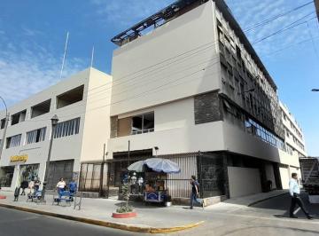 Edificio de Oficinas en La Av. Alfonso Ugarte (Frente Colegio Guadalupe)
