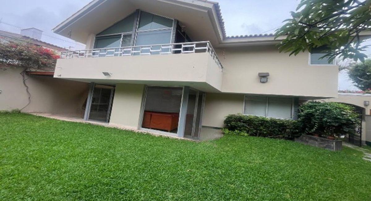 Alquilo Casa 4dormitorios 4estacionamientos 454 m² Zona Tranquila y Residencial