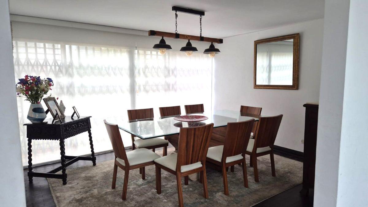 Casa Amplia de 2 Pisos, 3 Dorm, 2 Estar, 2 Cocheras, 5 Baños. Frente a Parque La Pera. 400 Ac/284at