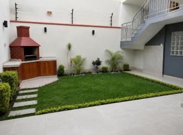 Moderna Casa de Dos Niveles Remodelada, con Terraza y Jardin