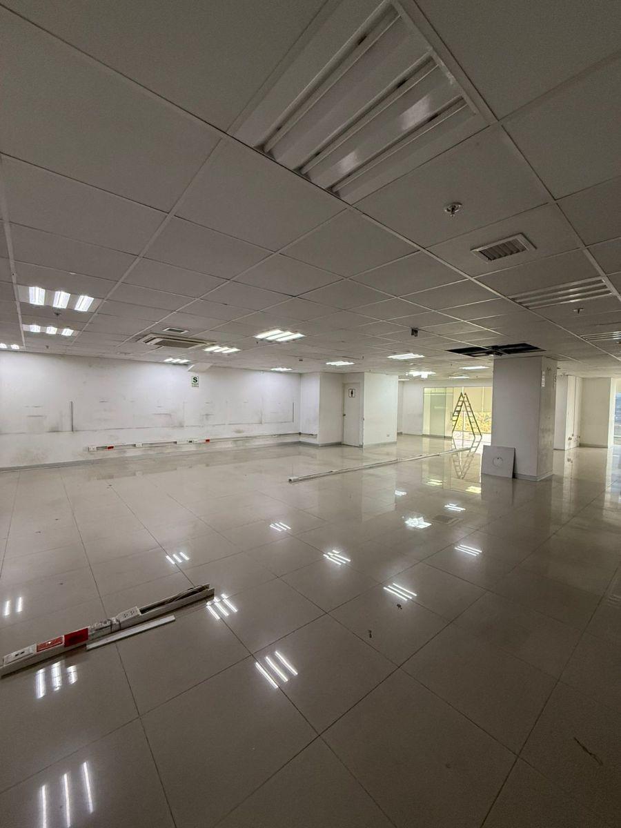 Planta Completa de 986 m² Implementada con Divisiones y Vista a Camacho en Santiago de Surco
