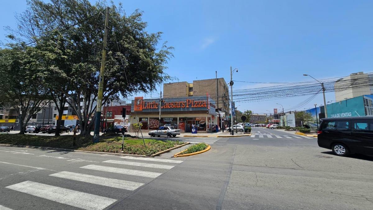 Alquiler Locales Comerciales con Area Total 222 m² y 04 Cocheras