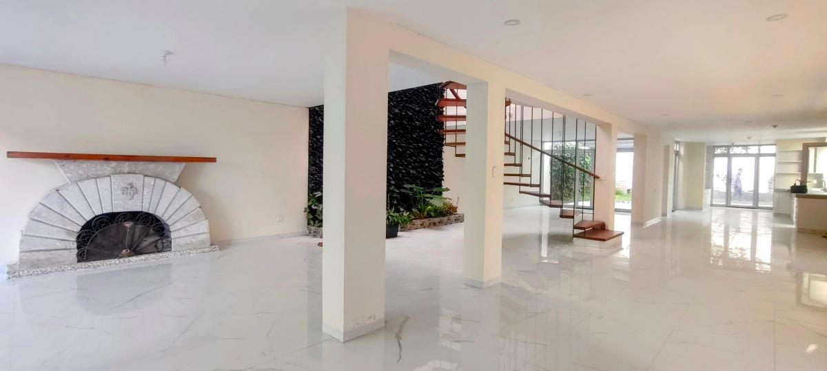 Alquilo Casa de 330 m² en Plena Av Bolognesi Frente Al Inter 4 Dormitorios