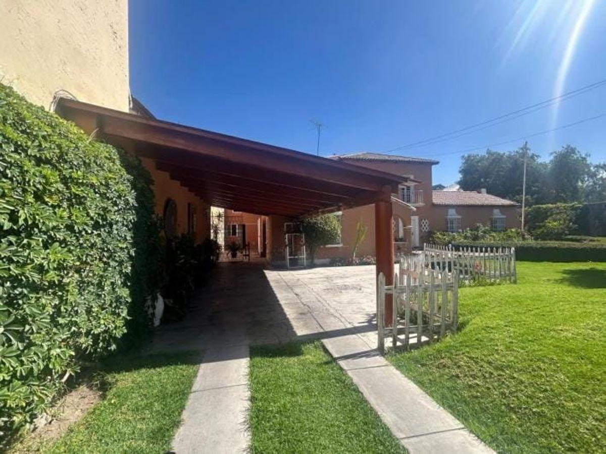 Vendo Casa de 1849 m² en Av Parra