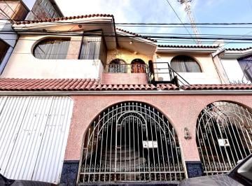Venta de Casa de 3 Pisos en Alto Selva Alegre, Arequipa