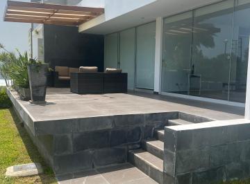 Hermosa Casa de Playa Privada, con Solo 42 Casas, en Tercer Nivel, con Amplios Jardines y Piscina.