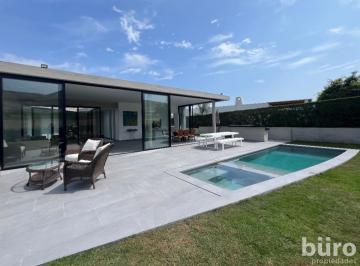 Espectacular Casa de Playa en Venta, Asia Golf Club