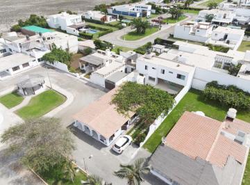 Oportunidad Única, Venta de Dos Casas de Playa en Asia.