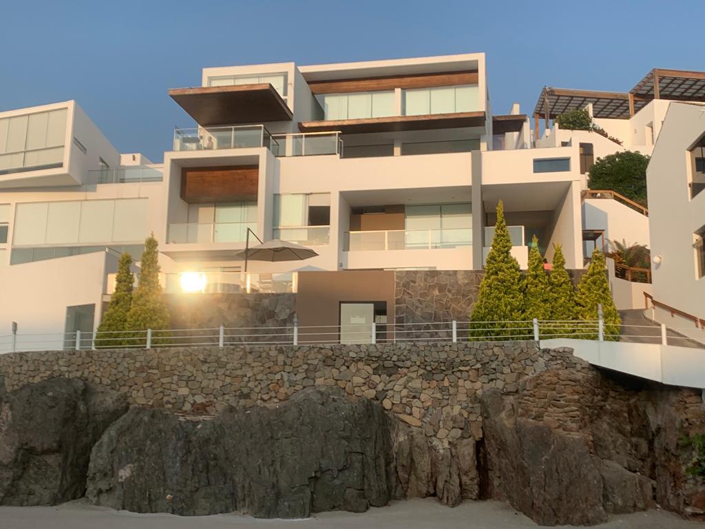 Casa de Playa de 4 Pisos en Venta en La Playa Misterio Asia