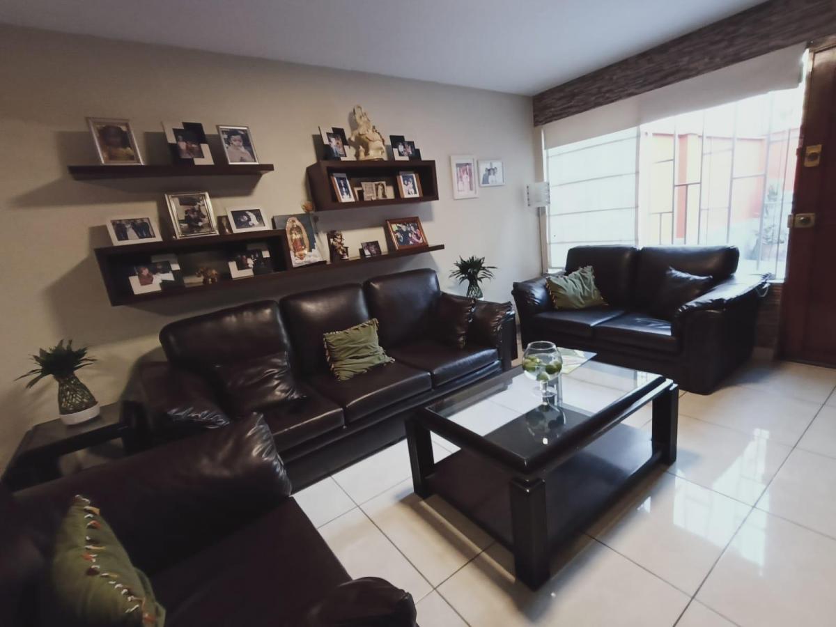 Amplia Casa Frente a Parque, 193 m², 4 Dorm, 2 Cocheras, Urb. Olimpo