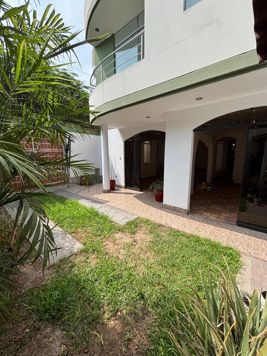 Casa Familiar en Venta en Mayorazgo 4ta Etapa | 5 Dormitorios, Jardín Cochera y Excelente Ubicación
