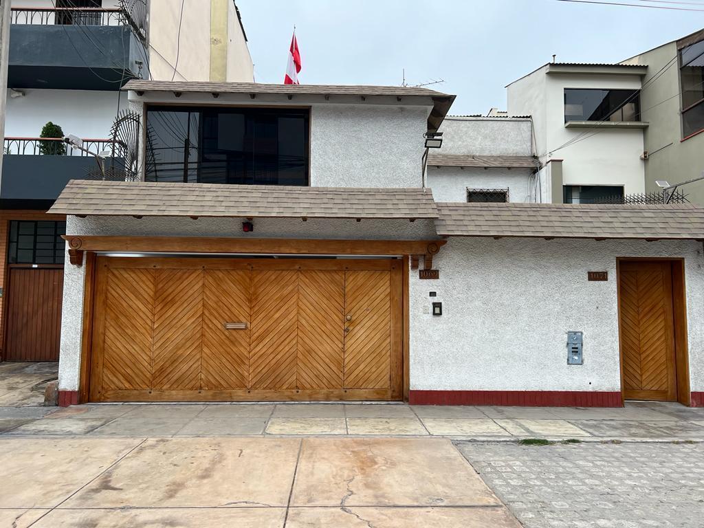Casa Exclusiva en Barranco Límite Miraflores y Surco. Ubicación Estratégica y Espaciosa