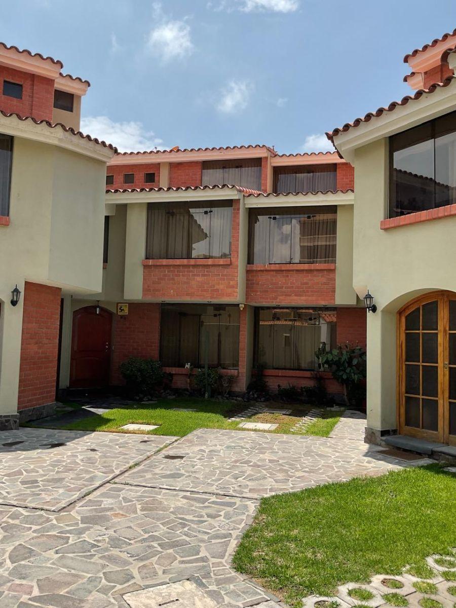 Se Vende Amplia Casa de 3 Pisos en Urb. Privada de Cayma