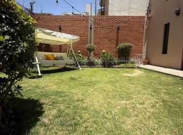 En Venta / Alquiler – Amplia Casa con Lindo Jardín Ideal Para Familia, Ubicada en Una Zona Tranquil