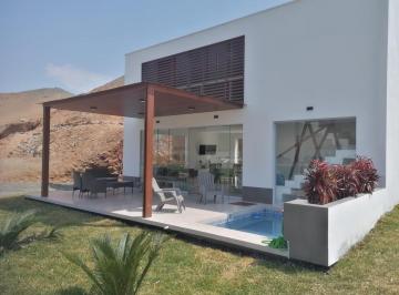 Venta de Casa de Playa con Piscina, en Playa Azul