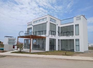 Venta de Iluminada y Amplia Casa de Playa en Estreno Cerro Azul Cañete