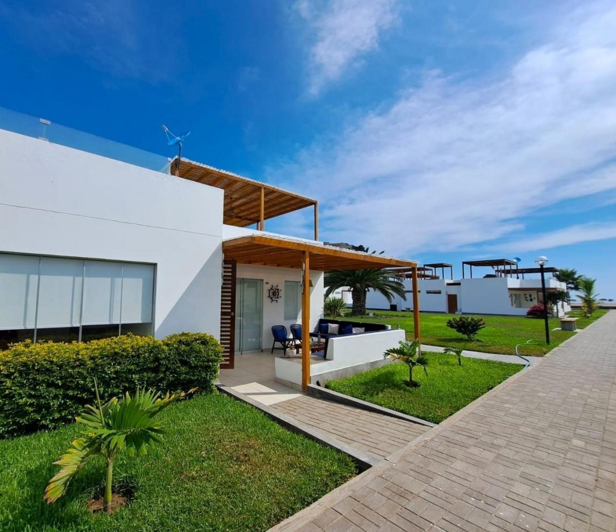 Oportunidad: Casa de Playa Remodelada - Condominio Playa Azul