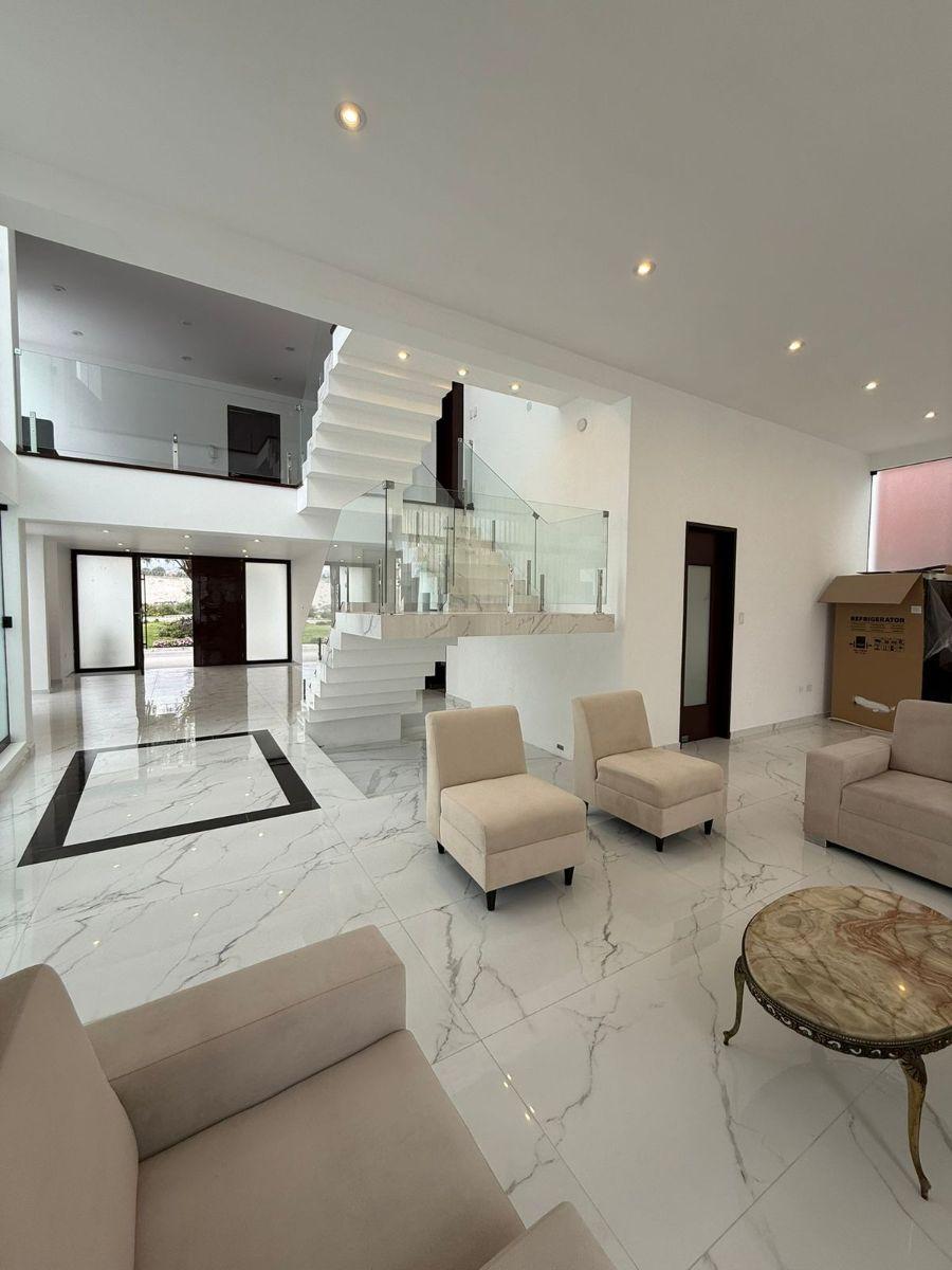 Vendo Hermosa Casa de Lujo de 4 Dormitorios en Casa Club El Cortijo en Cerro Colorado
