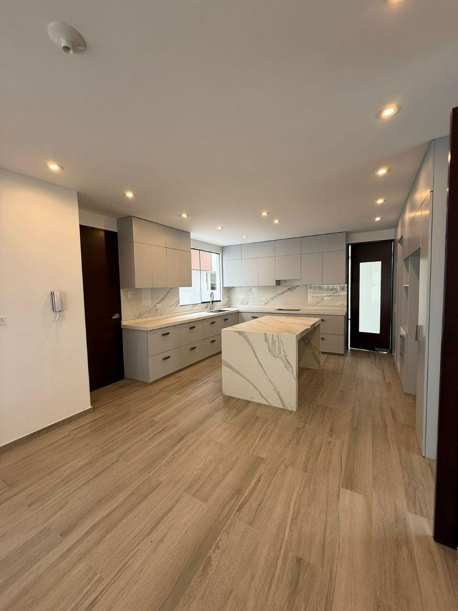 Casa en Venta en Urb. Privada con Exelentes Acabados en Cerro Colorado