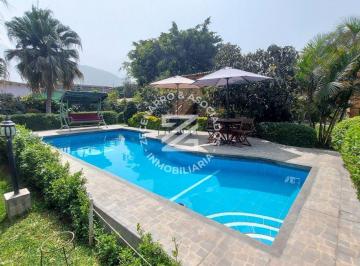 Se Vende Amplia y Hermosa Casa con Piscina en El Centro de Chaclacayo