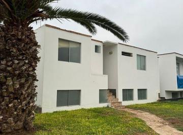 Casa de Playa en Tres Islas 265 m², 6 Dorm./3 Estacionamiento Areas Comunes