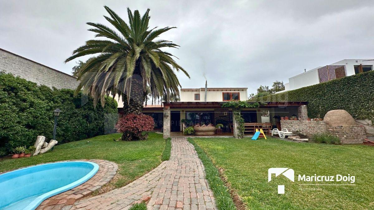 Encantadora Casa con Amplios Espacios Verdes