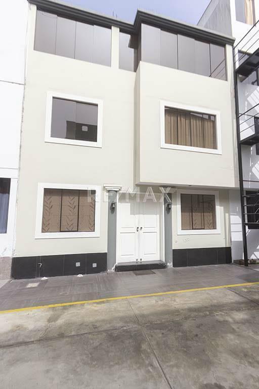 Vendo Casa con Piscina en Condominio.