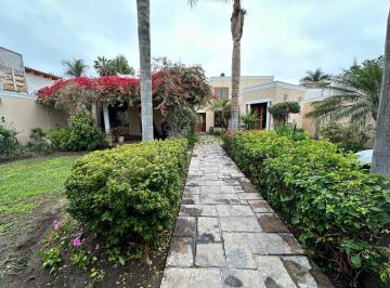 Casa con Amplios Ambientes y Rodeada de Jardines