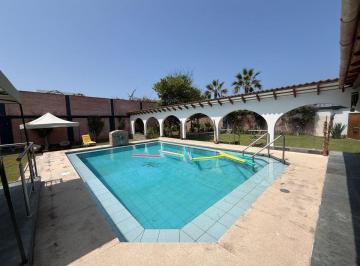 Casa en Esquina con Gran Terreno, Piscina, Jardines y Vista Al Mar