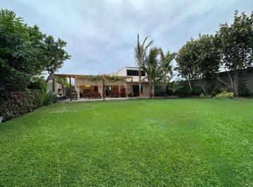 Linda Casa con Excelente Distribución, Gran Área Social y Club House