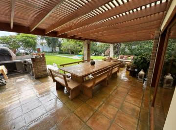 Linda Casa con Amplio Jardín, Estilo Rústico y Acogedor