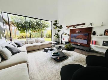 Moderna y Amplia Casa en La Encantada de Villa Cerca a Colegios y Universidades de La Zona