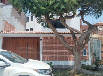 Se Vende Casa Frente a Parque en Los Cedros de Villa Chorrillos