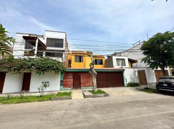 Casa Frente a Parque - Urb. Los Cedros de Villa