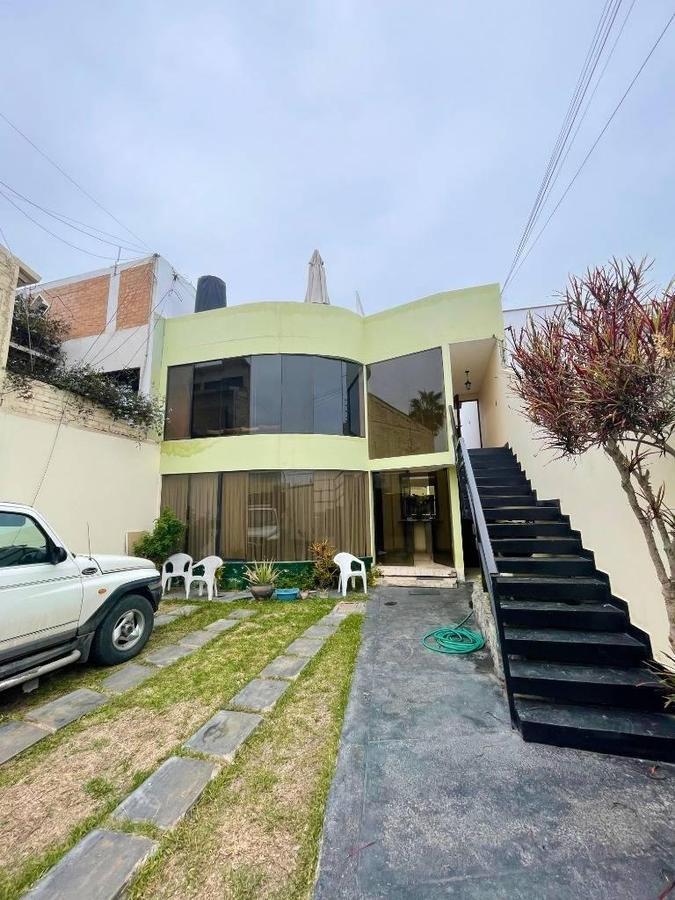 Casa de 3 Pisos en Venta en Urb. Las Brisas de Villa – Chorrillos