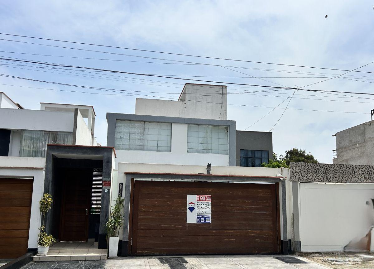 Venta de Casa de 3 Pisos de 300 m² en Chorrillos con 2 Cocheras