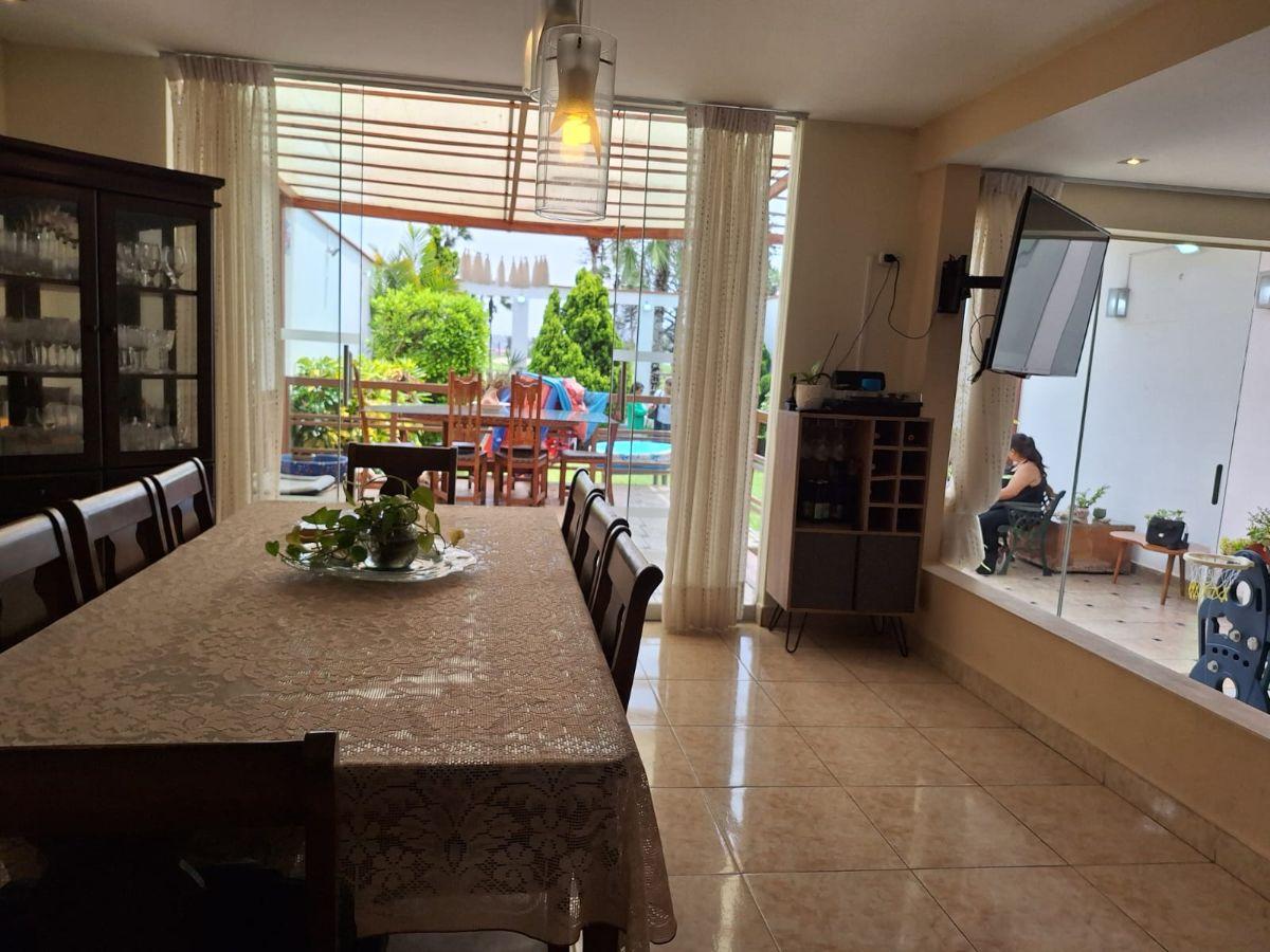 Vendo Casa de 3 Pisos en Urb. Brisas de Villa