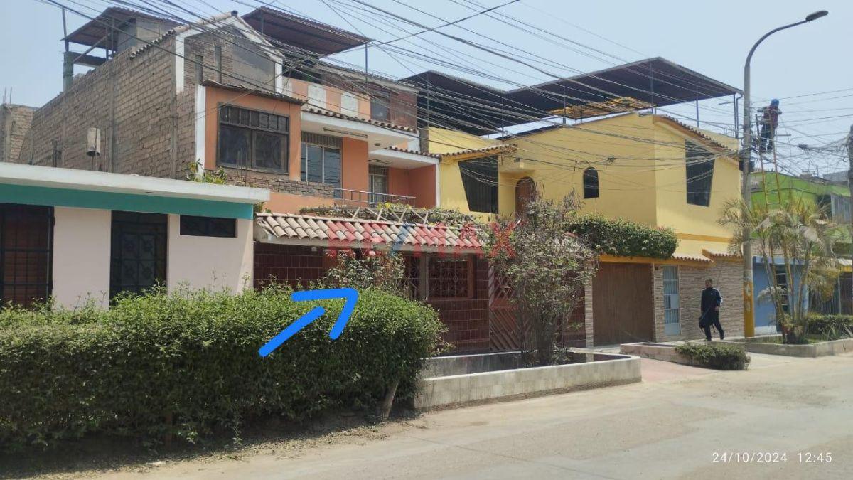 Amplia Casa de Tres Niveles, "Frente a Parque".