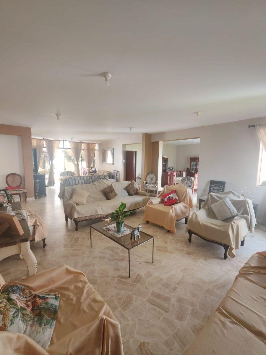 Vendo Exclusiva Residencia de 440 m² en Huaral: Amplio Jardín y Totalmente Amoblado