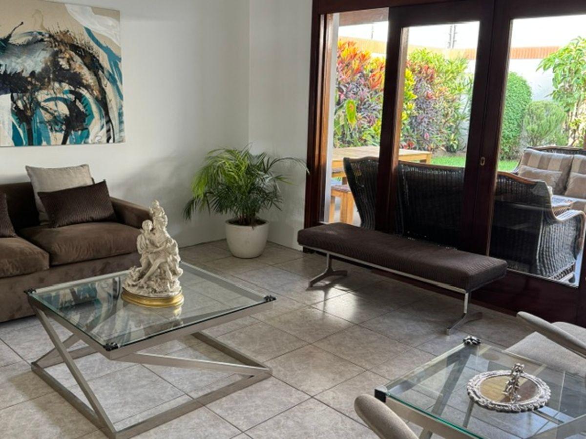Casa, Impecable, 4 Dormitorios, Amplio Jardin