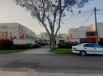 Venta Hermosa Casa de Tres Pisos en La Molina en Condominio con 4 Dormitorios y Dos Cocheras