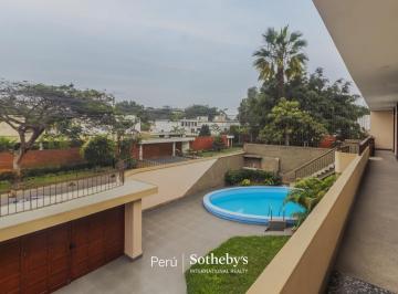 Casa de 2 Niveles, Situada en La Exclusiva Calle Las Camelias