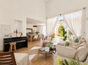 Linda Casa en Condominio At. 348 m² Venta/alquiler