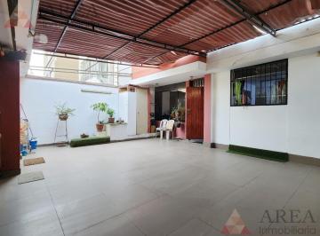 Casa de Pisos | Azotea | 2 Estacionamientos | 5 Dorm.
