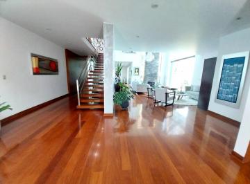 Venta de Moderna Casa en La Planicie, 5 Dormitorios